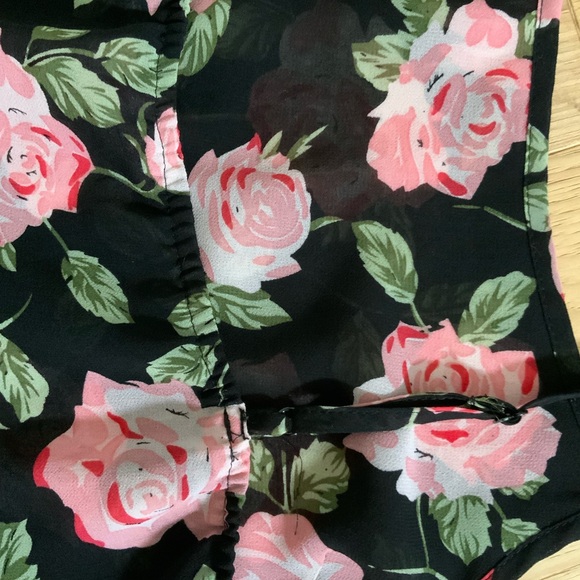 Cute floral garden girl crop top with scalloped hem - Picture 2 of 4